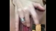 Jouer Appel d'enregistrement vidéo chaud de minou humide rouge dans le sexe