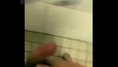 Jouer Formose mec tout de suite dans les toilettes occupées