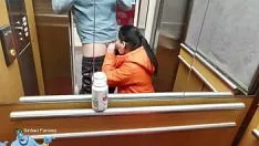Riproduci Divertente osservazione missy aspirante gumshoe in un ascensore per la popolazione