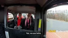 Riproduci Gemelli monozigoti da film in fiamme in un tre nel mio taxi