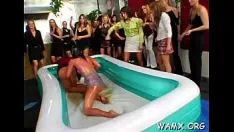 Reproduzir Prêmio de seguro lésbica comida sólida porno