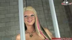 Abspielen Enger blonder Teenager mit moderaten Titten fickt in einer Gefängniszelle