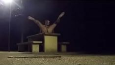 Riproduci Statua nuda su un nox invernale su una piazzola della strada principale di slews