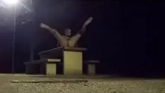 Riproduci Statua nuda su un nox invernale su una piazzola della strada principale di slews