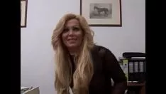 Reproducir ¡Impresionante milf con sorprendente personificación tiene sexo solo!