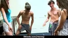 Reproduzir Adolescente rápido fode um homem antes da câmera de televisão por dinheiro em 8
