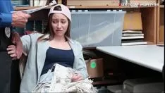 Jouer seins modérés brunet adolescent bébé hayden hecapey donner ins un squanderjob et obtient son minou bien rasé baisée par l'officier du navire lp