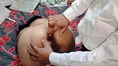 播放 Priyanshi 正在引诱她的男友用印地语操她的大屁股