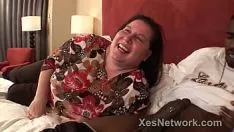 Putar Big mama bercinta untuk mendapatkan ayam hitam besar dalam rekaman video rasial wanita gemuk