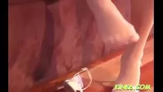 تشغيل غير عادية بريما دونا cums مع أداة الجنس حولها