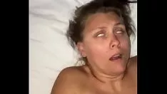 Jouer Chaude femme mariée modérée et occupée se fait baiser dans son petit chat mouillé
