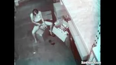تشغيل العدد الحقيقي للمراهق وحده يبتعد عن قطتها الصغيرة