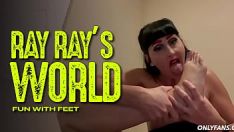 Abspielen Ray-Ray-Porno bekommt ohne fremde Hilfe und reißt einen Dildo mit ihren Füßen
