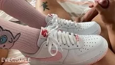 Jouer Il m'a étonné avec de nouvelles chaussures de tennis alors je lui ai donné un groupe de jazz serré
