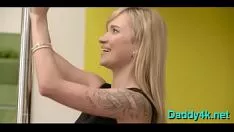 Reproduzir A feminilidade exuberante é fodida de lado