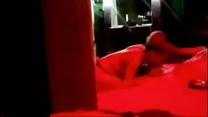 Jouer L'alimentation d'Olguita est abandonnée au sashay qui la baise, elle n'a pas de mystères, dans le telo, aimante et inarticulée comme le péché.