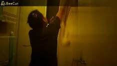 Jouer Enregistrement vidéo non étudié de l'inquiétude de l'allaitement maternel en train de prendre un bain
