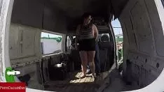 Riproduci Grasso inculato in un furgone disinibito. registrazione video del guardone con la telecamera.gui022
