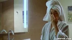 चलाएँ गर्म एशियाई बच्चे खुली चिमनी से गर्म गूंध का स्वागत करते हैं