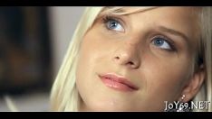 Riproduci I giocattoli degli adolescenti ribolliscono per diventare grandi o