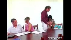 Afspelen Verarmde vrouwelijke personen in behandelde niet-professionele persoon porno porno bode