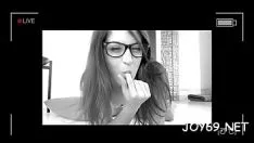 Jouer Précieuse seule mignonne ravit sa chatte avec un flirt insondable