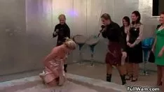 Jouer Bébé blond chaud travaille son front