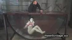 Abspielen Brunet im Seil in der Sklaverei stürzt sich in die Bewässerung