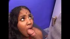 Jouer Un indien au gros cul se fait fourrer la chatte par un gros détective blanchi