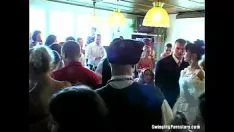 Jouer Les salopes de la fête de mariage battent publiquement le monde