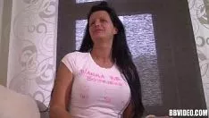 চালান Bosomy brunet উচ্চ জার্মান milf masturbatinkle
