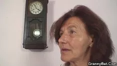 Jouer Coudre un vieux noeud de grand-mère et un garçon