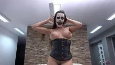 Reproduzir Uma prostituta encapuzada é injuriada sobre um dingdong antes de se espalhar e levar seu gatinho