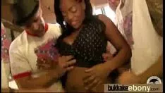 Jouer Ebony Tree Baby prend une baise torride en groupe 13