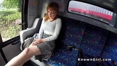 Jouer Adolescent non professionnel, roux et aux cheveux lisses, battu dans le bus