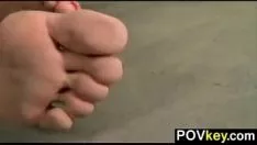 Reproduzir Loira gata esfregando seus pés quentes e entãoles