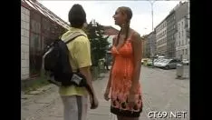 再生 感情的な赤ちゃんは頭を始めるために体系的に咽頭を広げました
