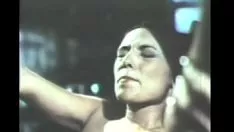 播放 1970 年的旧 VHS 色情片