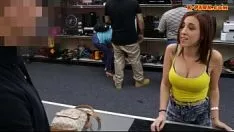 再生 きつい女が大きな銀メダルの紐のために濡れた男に尻を叩かれる