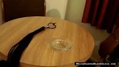 Reproduzir Branquear os nós dos dedos velhos como tuffet