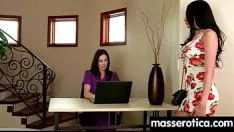 Abspielen Lass sitzt mit gehörntem Tribade 11