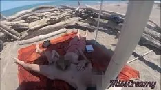 Jouer Professeur exhibitionniste en plein air amateur trentenaire branlette grosse bite sur une plage de nudité en public devant un voyeur avec du sperme p1 - misscreamy