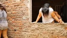 चलाएँ विकृत सौतेला पिता अपनी सौतेली बेटी की गांड चोदता है जबकि उसकी पत्नी कपड़े धोती है