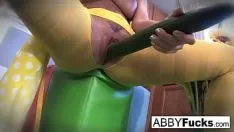Jouer Cuisine surréaliste habillée avec Abigail et son concombre géant