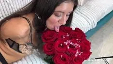 Riproduci Il marito punì la moglie infedele in modo anale e finì con le rose che le aveva regalato il suo amante