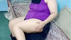 Abspielen Frau mit großen brüsten rannte aus dem haus, um den schwanz ihres liebhabers zu holen, aber er wurde von ihm gefickt und in ihre muschi gefingert