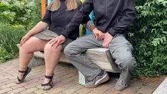 Afspelen Sexy onbekende milf laat me klaarkomen in het park op een bankje