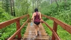 Odtwórz Vlog z podróży seksualnych: jestem cała mokra od deszczu, gdy spaceruję z pasierbem. zdjąłem całe mokre ubranie i byłem nagi. chcę przelecieć mojego pasierba w lesie, ale się wstydzi