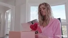 تشغيل كبير الثدي زوجة الساخنة باربي يشعر يحصل على بي بي سي الذكرى الغش علاج لها ضيق كس حلق