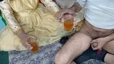 चलाएँ स्वस्थ जूस के बाद स्मार्ट डिल्डो से भारतीय नवविवाहित दुल्हन की गुदा चुदाई